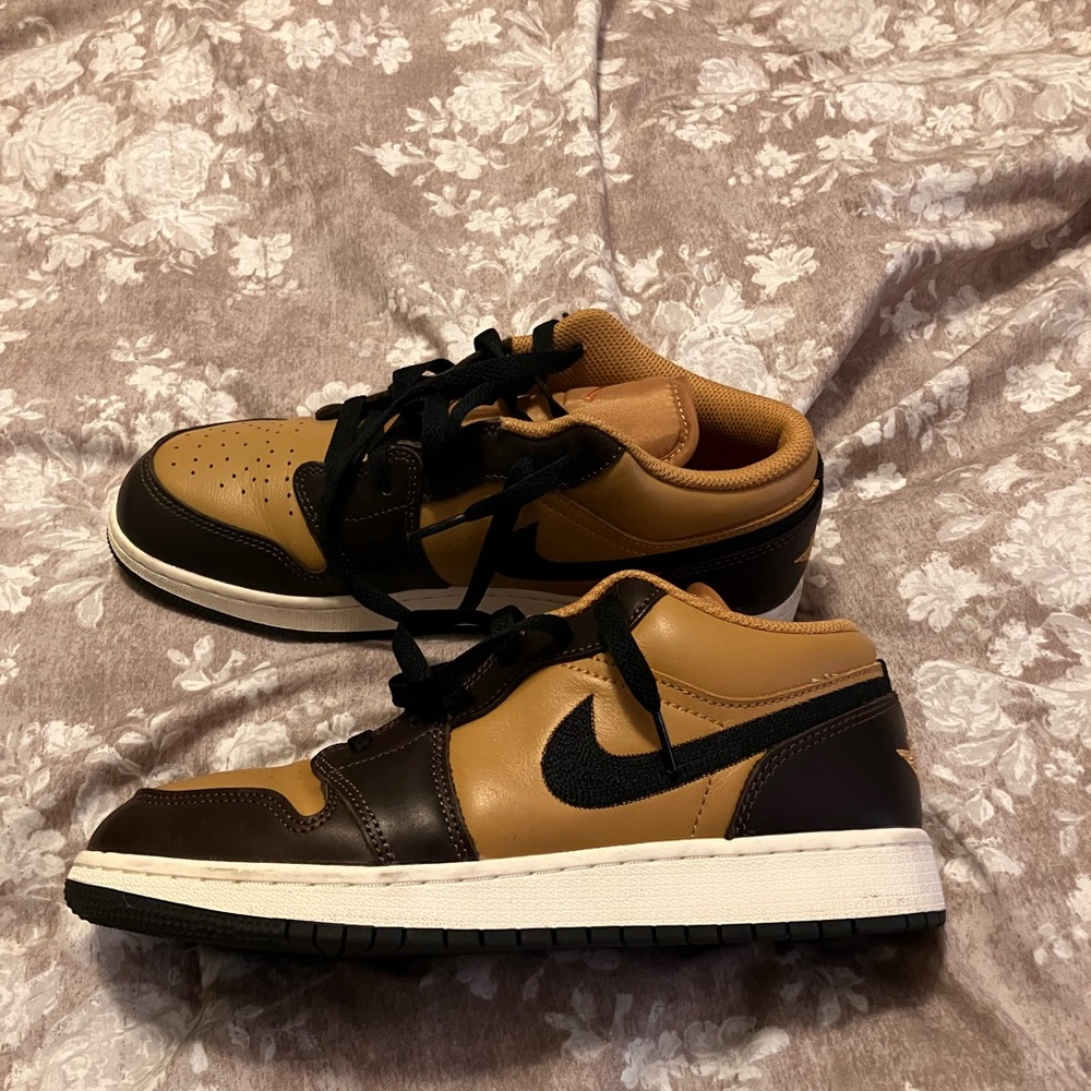 Nike Tan and Black Athletic Shoes